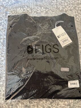 FIGS women’s Canela crewneck scrub top